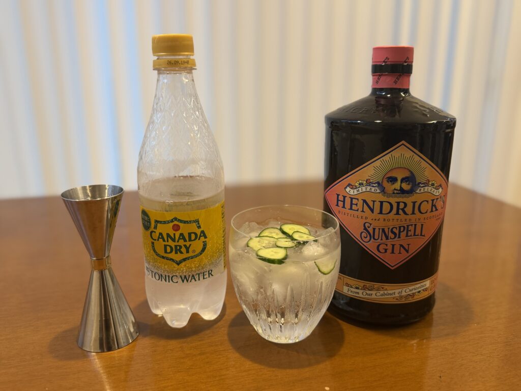 キュウリを添えたヘンドリックス サンスペルのジンソニック