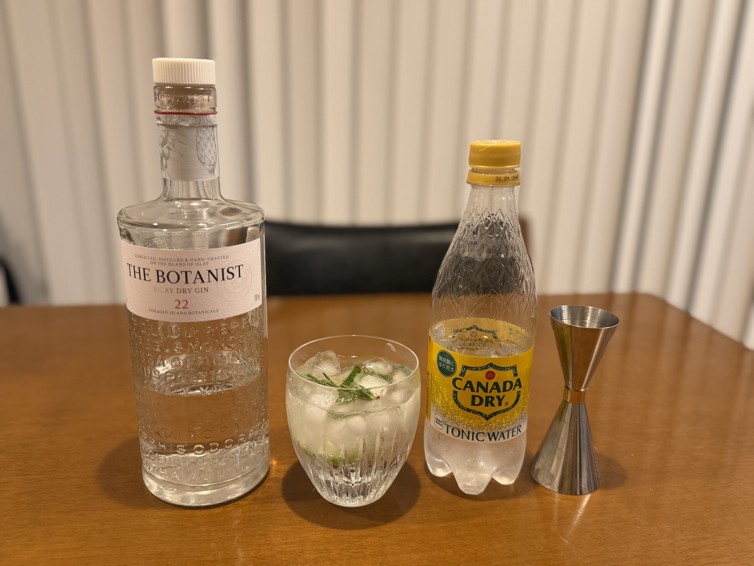 カナダドライのトニックウォーターと炭酸水で作ったザ・ボタニストのジンソニック