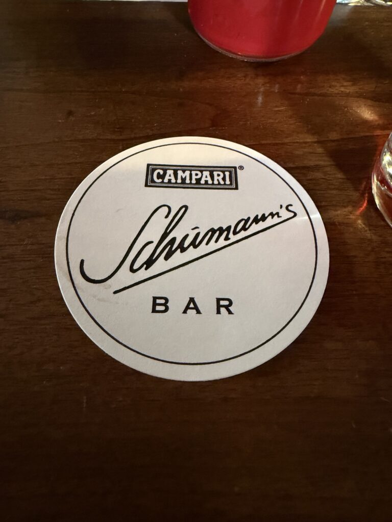 Schumann's Barのロゴ入りコースター