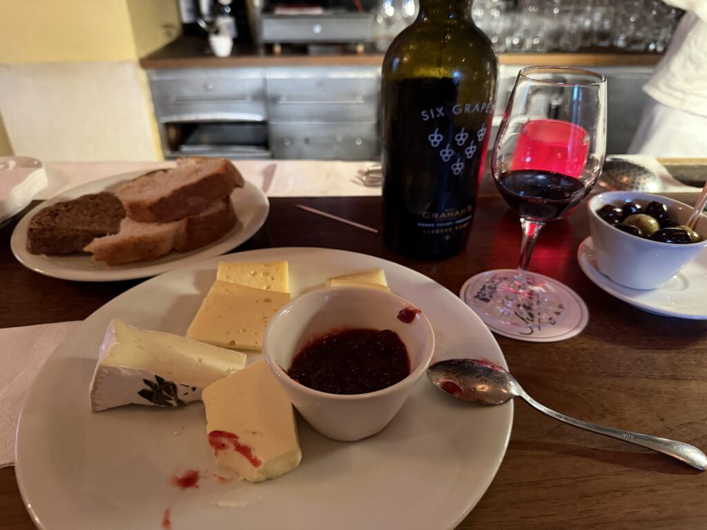 Schumann's Barのチーズプレートとポートワイン