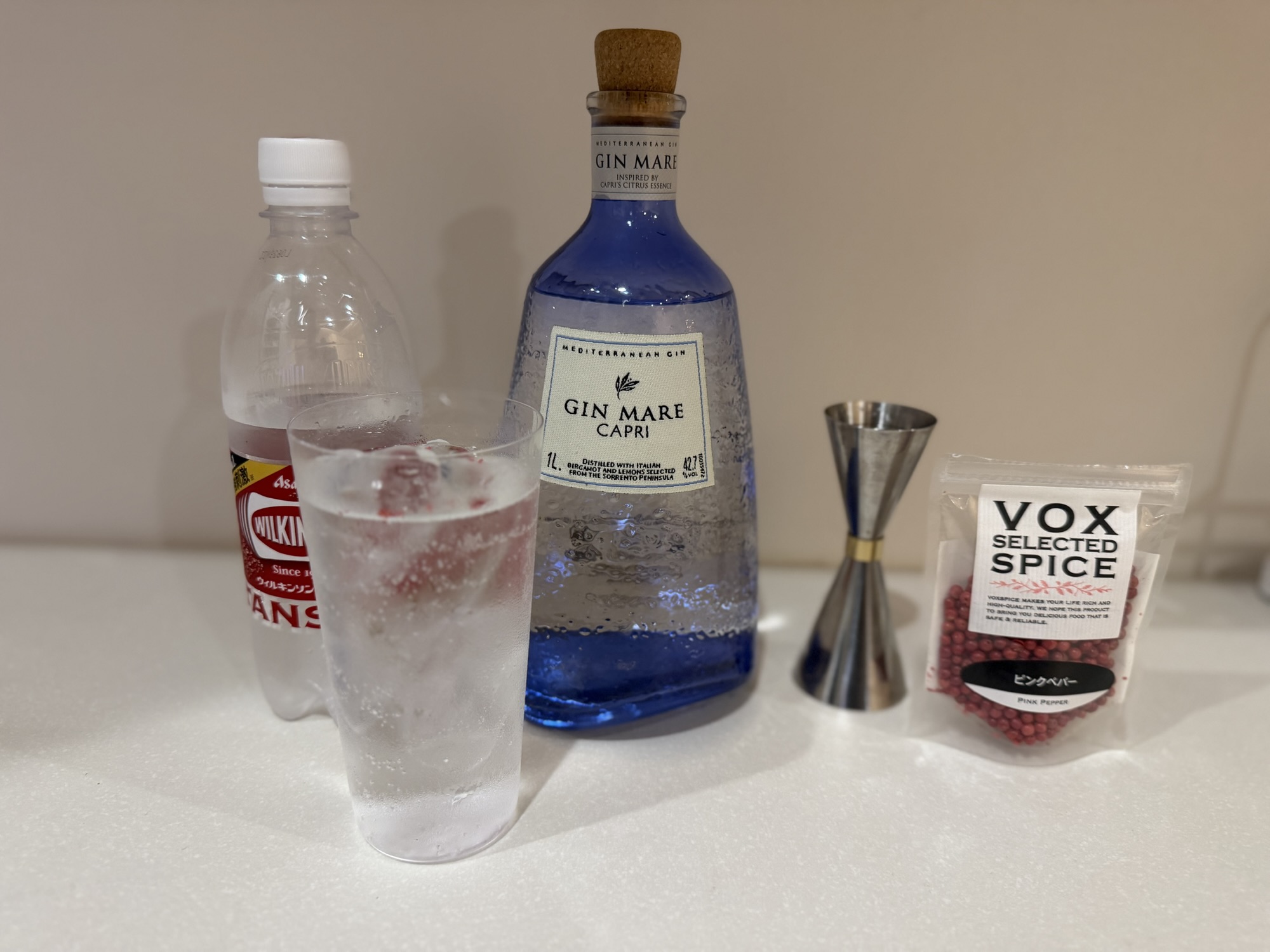 ジン・マーレ カプリのジンリッキーとピンクペッパー