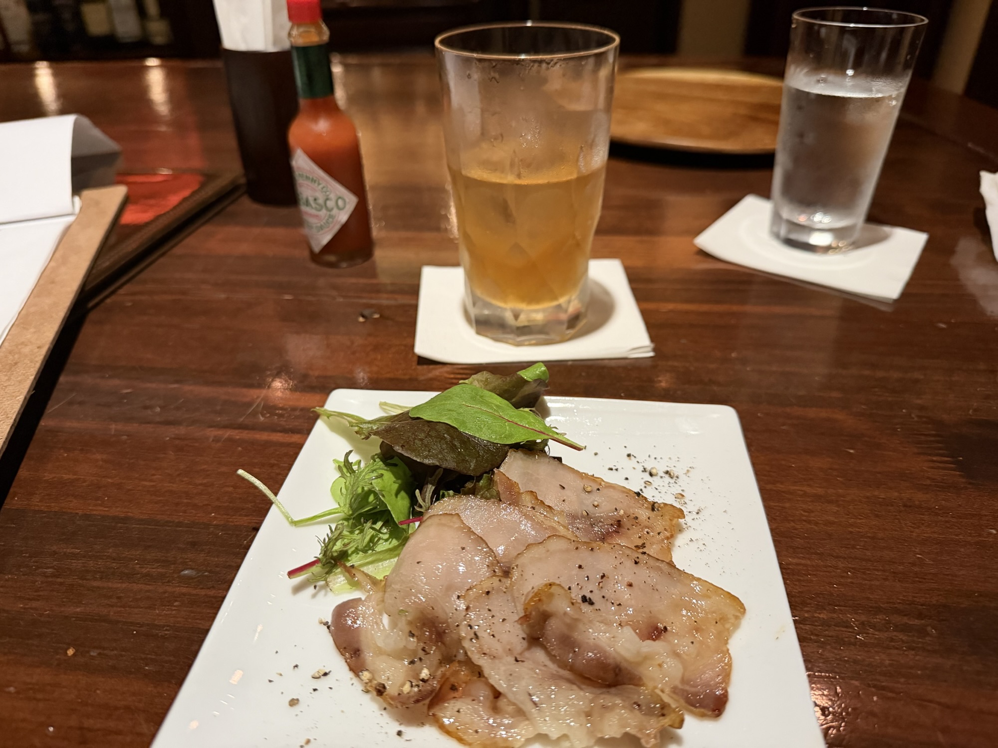 京都のバーK6でいただいた、焼いた豚肉とサラダの一皿