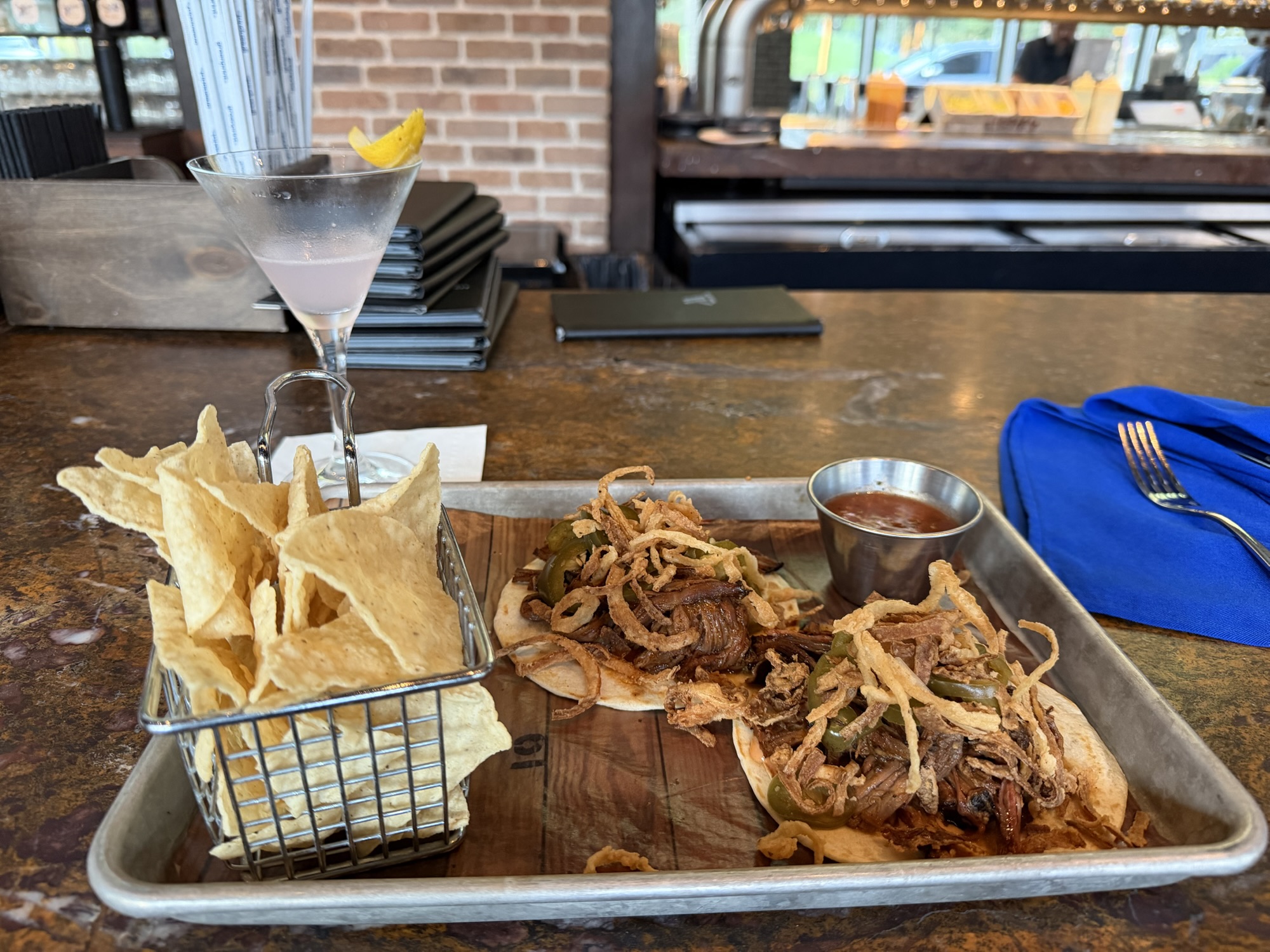 ヒューストンのホテルのバーで飲んだカクテルとBBQタコス