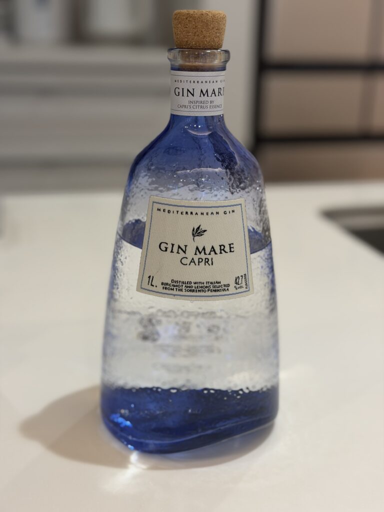 ジン・マーレ カプリの透き通ったブルーのボトル