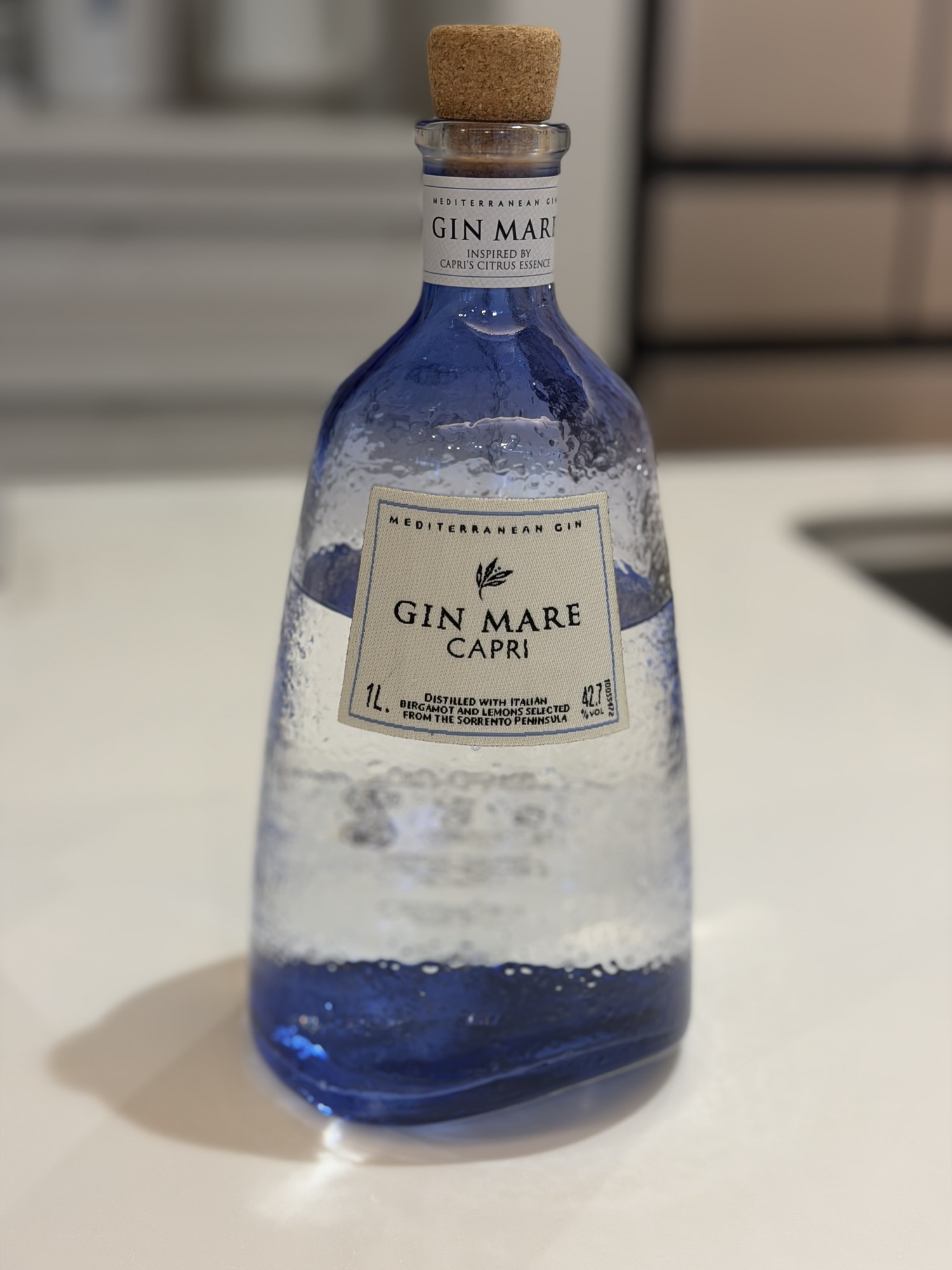 ジン・マーレ カプリの透き通ったブルーのボトル