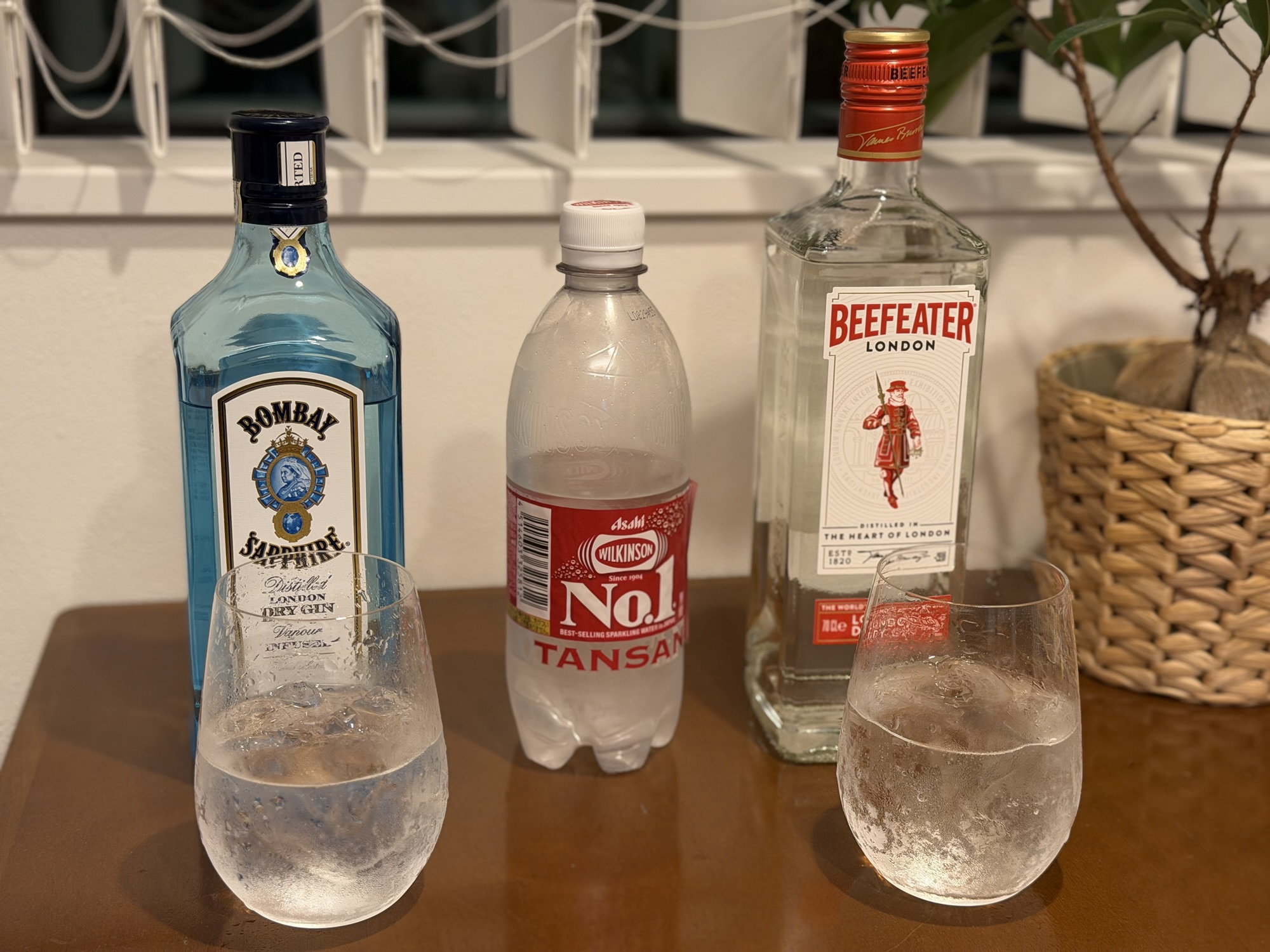 ボンベイサファイアとビーフィーターのジンリッキーを並べて飲み比べ